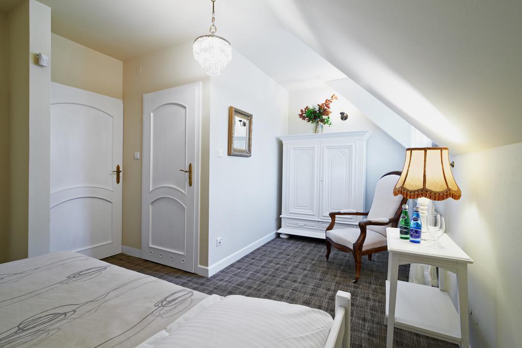 Dwor Osmolice Bed & Breakfast Bialki Dolne Exterior photo